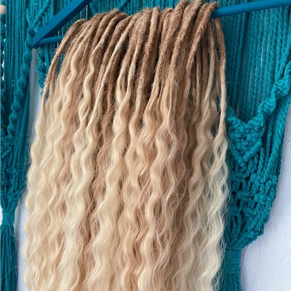 Braid in dreadlocks - Picture 2 of 9